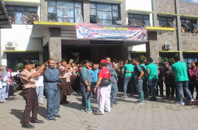 HISTERIS !!! TIMNAS U19 Kunjungi SMAN 5 Jember