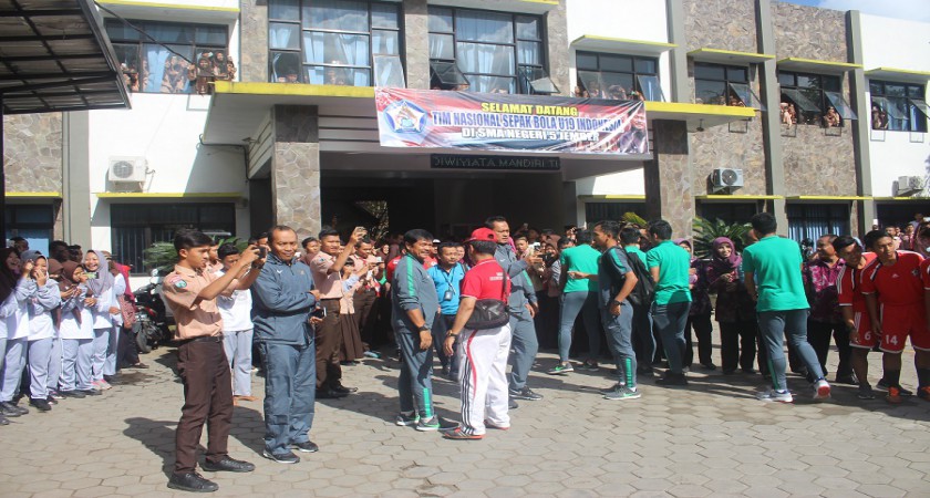 HISTERIS !!! TIMNAS U19 Kunjungi SMAN 5 Jember