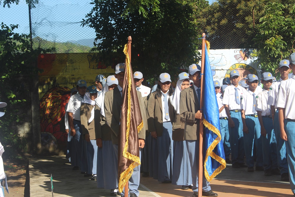 TINGKATKAN KUALITAS, KEPALA SMAN 5 JEMBER LANTIK PENGURUS OSIS PERIODE 2017-2018