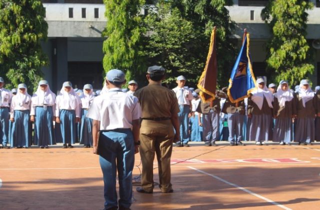 TINGKATKAN KUALITAS, KEPALA SMAN 5 JEMBER LANTIK PENGURUS OSIS PERIODE 2017-2018