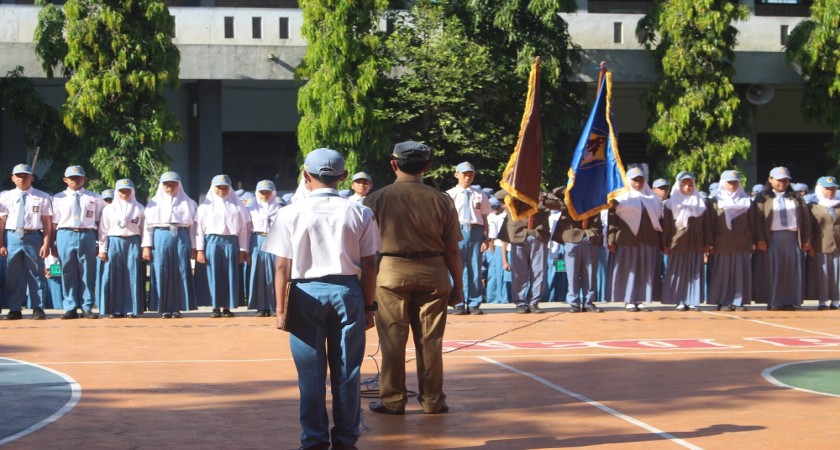 TINGKATKAN KUALITAS, KEPALA SMAN 5 JEMBER LANTIK PENGURUS OSIS PERIODE 2017-2018