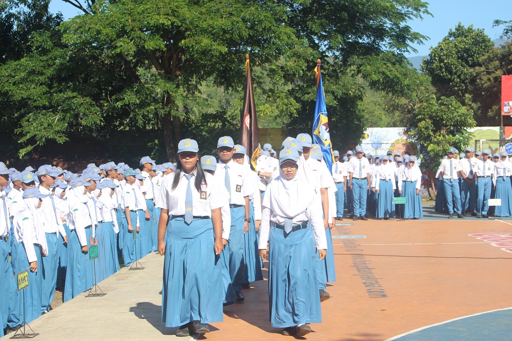 TINGKATKAN KUALITAS, KEPALA SMAN 5 JEMBER LANTIK PENGURUS OSIS PERIODE 2017-2018