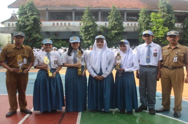 UPACARA BENDERA PERTAMA KEPALA SEKOLAH MENEKANKAN AGAR SISWA MENINGKATKAN PRESTASI