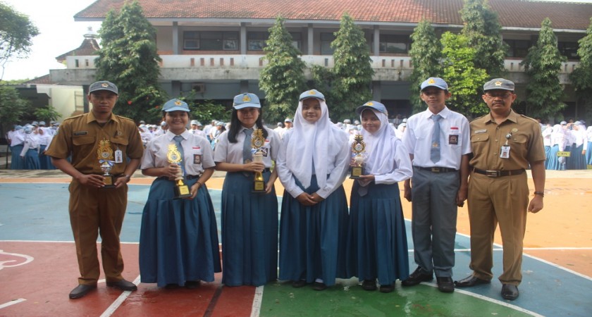 UPACARA BENDERA PERTAMA KEPALA SEKOLAH MENEKANKAN AGAR SISWA MENINGKATKAN PRESTASI