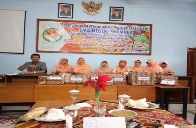 DHARMA WANITA SMAN 5 JEMBER ADAKAN LOMBA INTERNAL MENATA MAKANAN