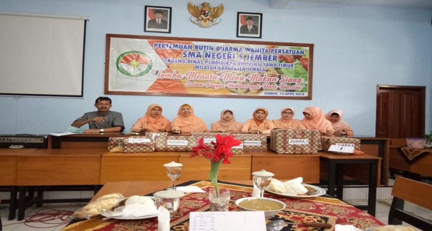 DHARMA WANITA SMAN 5 JEMBER ADAKAN LOMBA INTERNAL MENATA MAKANAN