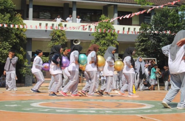 JALAN SANTAI DAN LOMBA MEMPERINGATI HUT RI ke-74