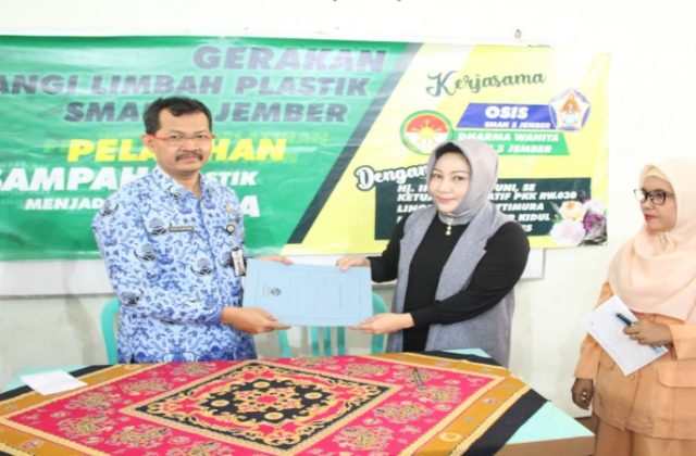 GERAKAN MENGURANGI LIMBAH PLASTIK SMAN 5 JEMBER