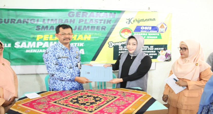 GERAKAN MENGURANGI LIMBAH PLASTIK SMAN 5 JEMBER