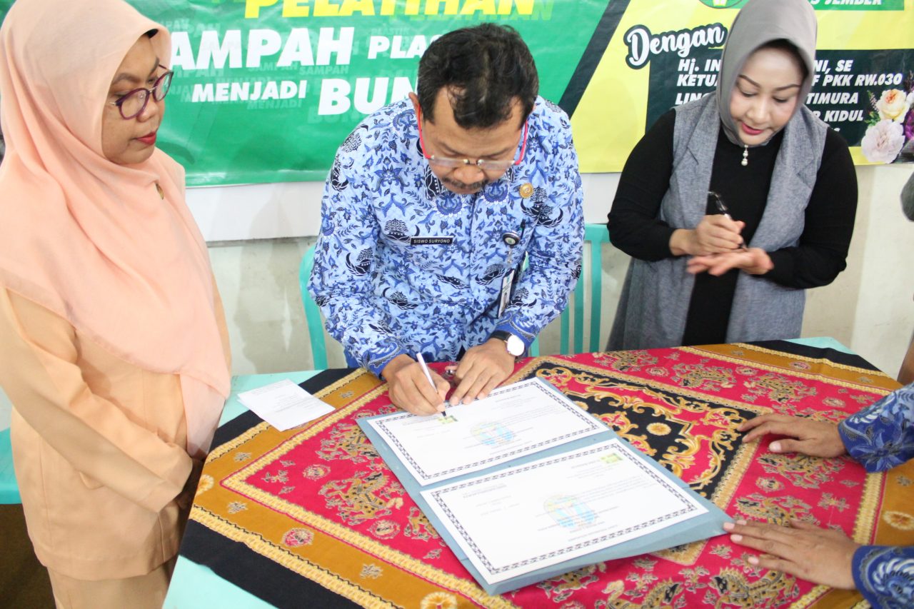 GERAKAN MENGURANGI LIMBAH PLASTIK SMAN 5 JEMBER