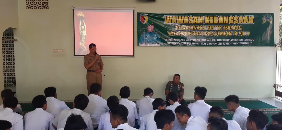 Kunjungi SMA Negeri 5 Jember Bapak Dandim 0824 Menjadi Inspektur Upacara Hari Senin