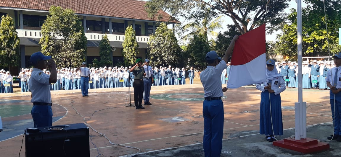 Kunjungi SMA Negeri 5 Jember Bapak Dandim 0824 Menjadi Inspektur Upacara Hari Senin
