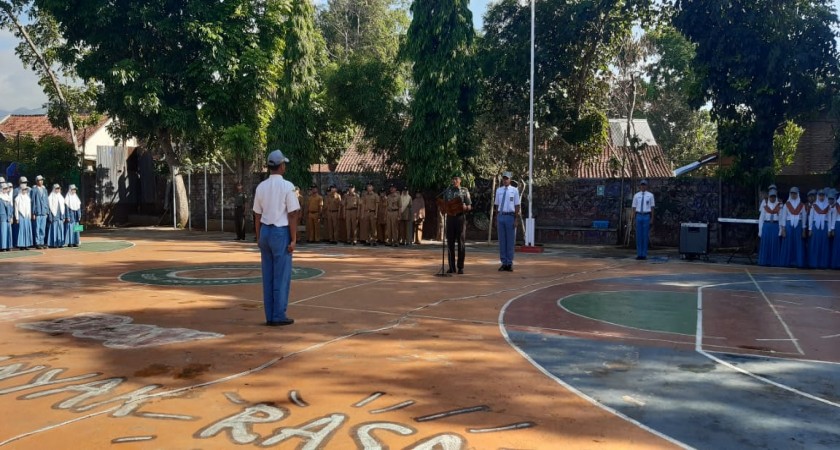 Kunjungi SMA Negeri 5 Jember Bapak Dandim 0824 Menjadi Inspektur Upacara Hari Senin