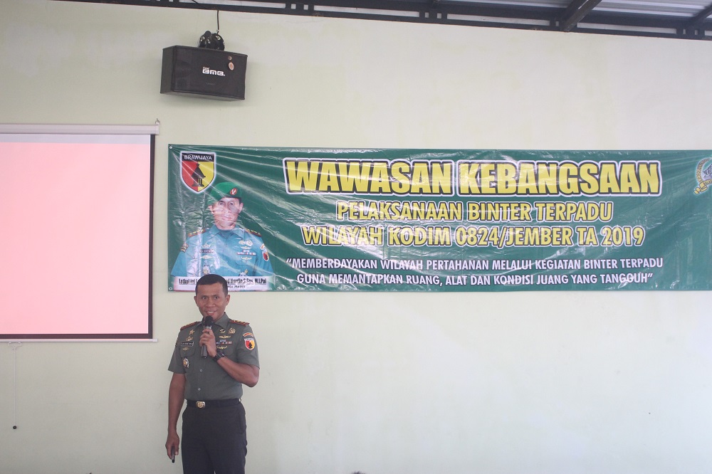 Kunjungi SMA Negeri 5 Jember Bapak Dandim 0824 Menjadi Inspektur Upacara Hari Senin