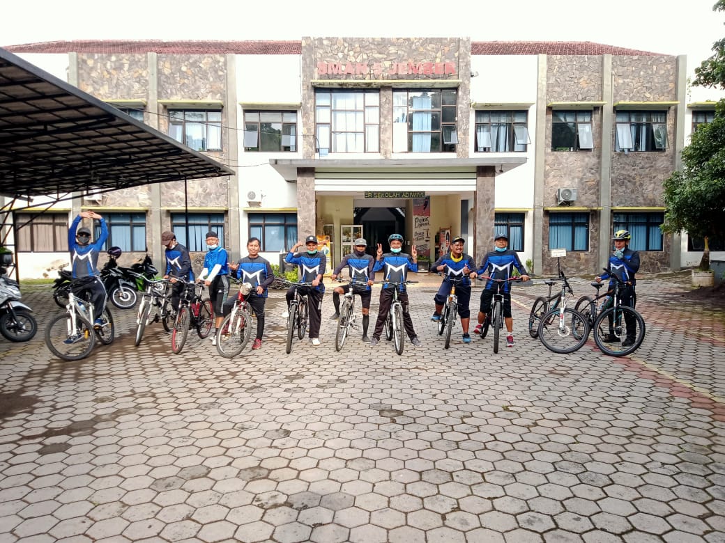 KEGIATAN OLAH RAGA WARGA SMAN 5 JEMBER