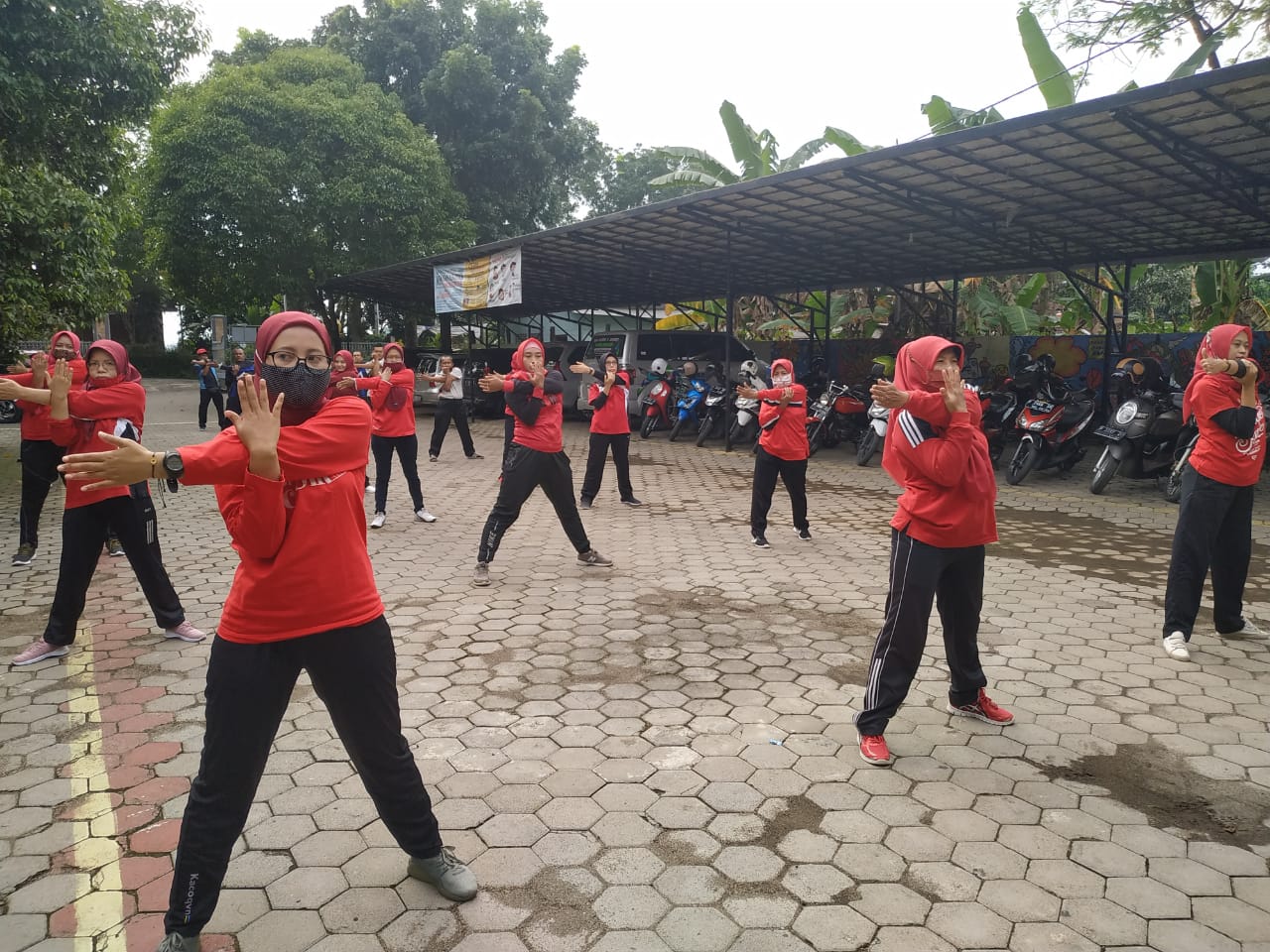 KEGIATAN OLAH RAGA WARGA SMAN 5 JEMBER