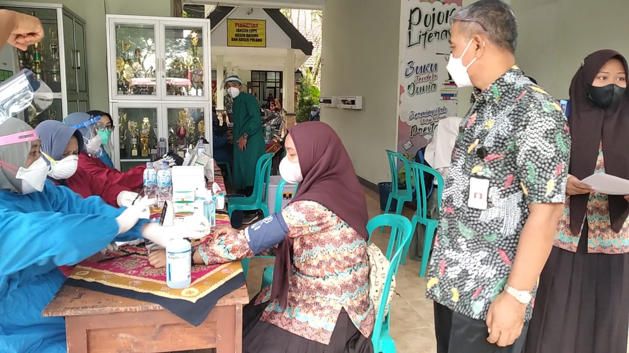 VAKSINASI 623 DOSIS UNTUK SISWA SMA NEGERI 5 JEMBER