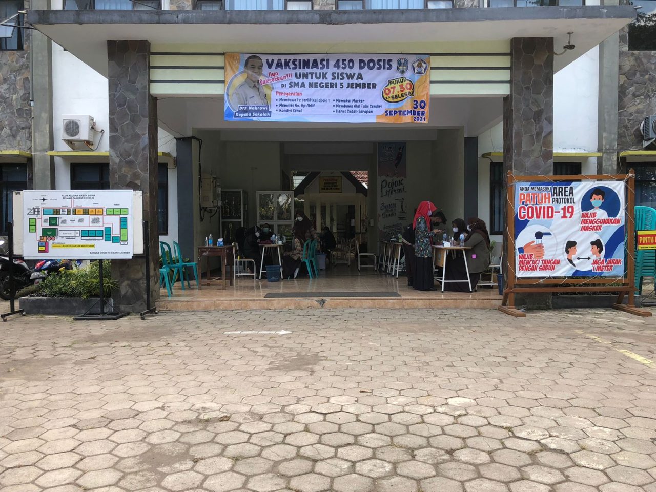 VAKSINASI 450 DOSIS UNTUK SISWA DI SMA NEGERI 5 JEMBER