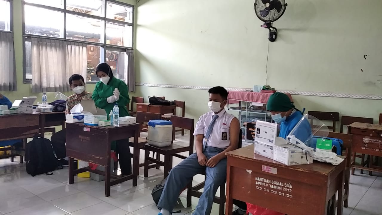 VAKSINASI 623 DOSIS UNTUK SISWA SMA NEGERI 5 JEMBER