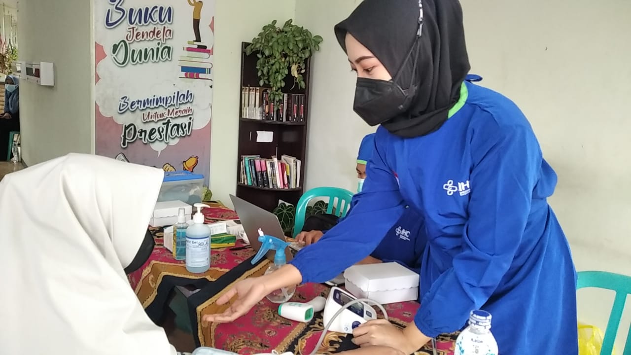 VAKSINASI 623 DOSIS UNTUK SISWA SMA NEGERI 5 JEMBER