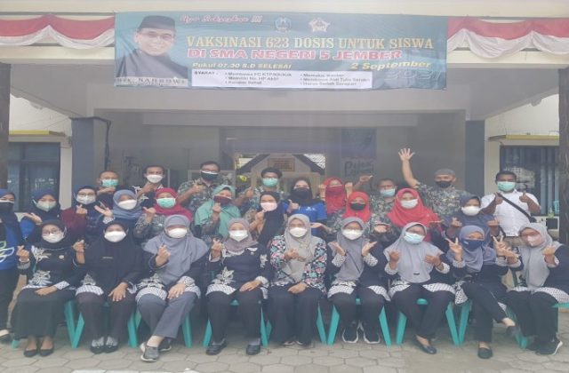VAKSINASI 623 DOSIS UNTUK SISWA SMA NEGERI 5 JEMBER