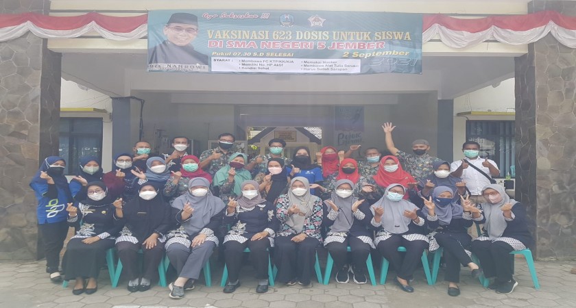VAKSINASI 623 DOSIS UNTUK SISWA SMA NEGERI 5 JEMBER