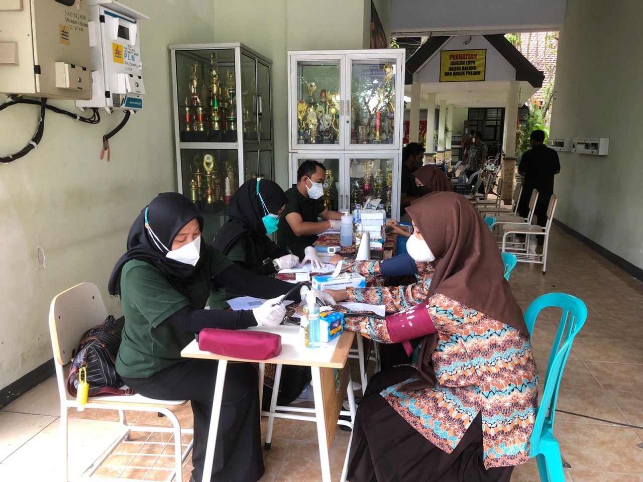VAKSINASI 450 DOSIS UNTUK SISWA DI SMA NEGERI 5 JEMBER