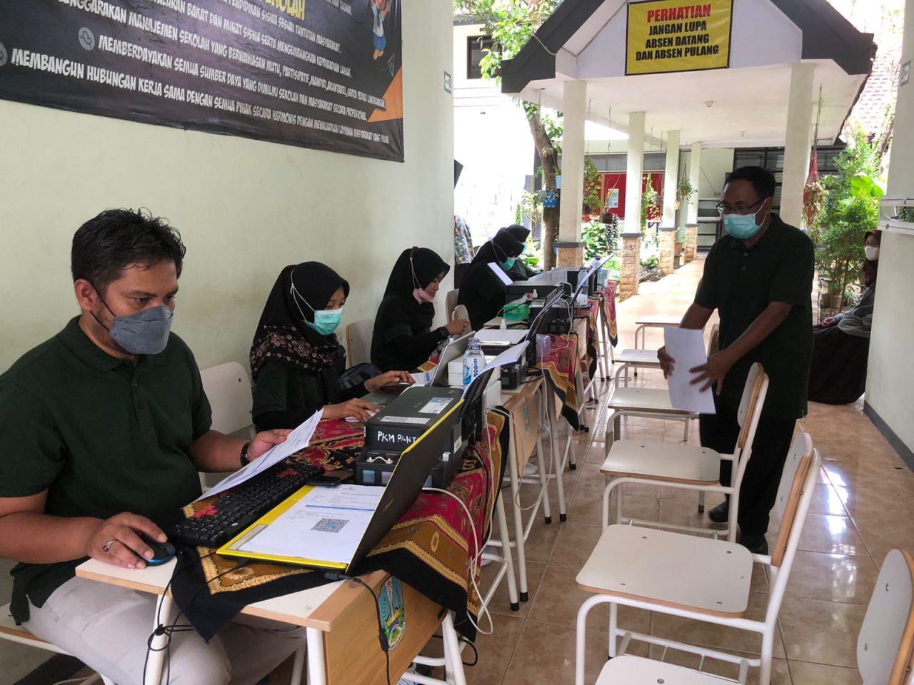 VAKSINASI 450 DOSIS UNTUK SISWA DI SMA NEGERI 5 JEMBER
