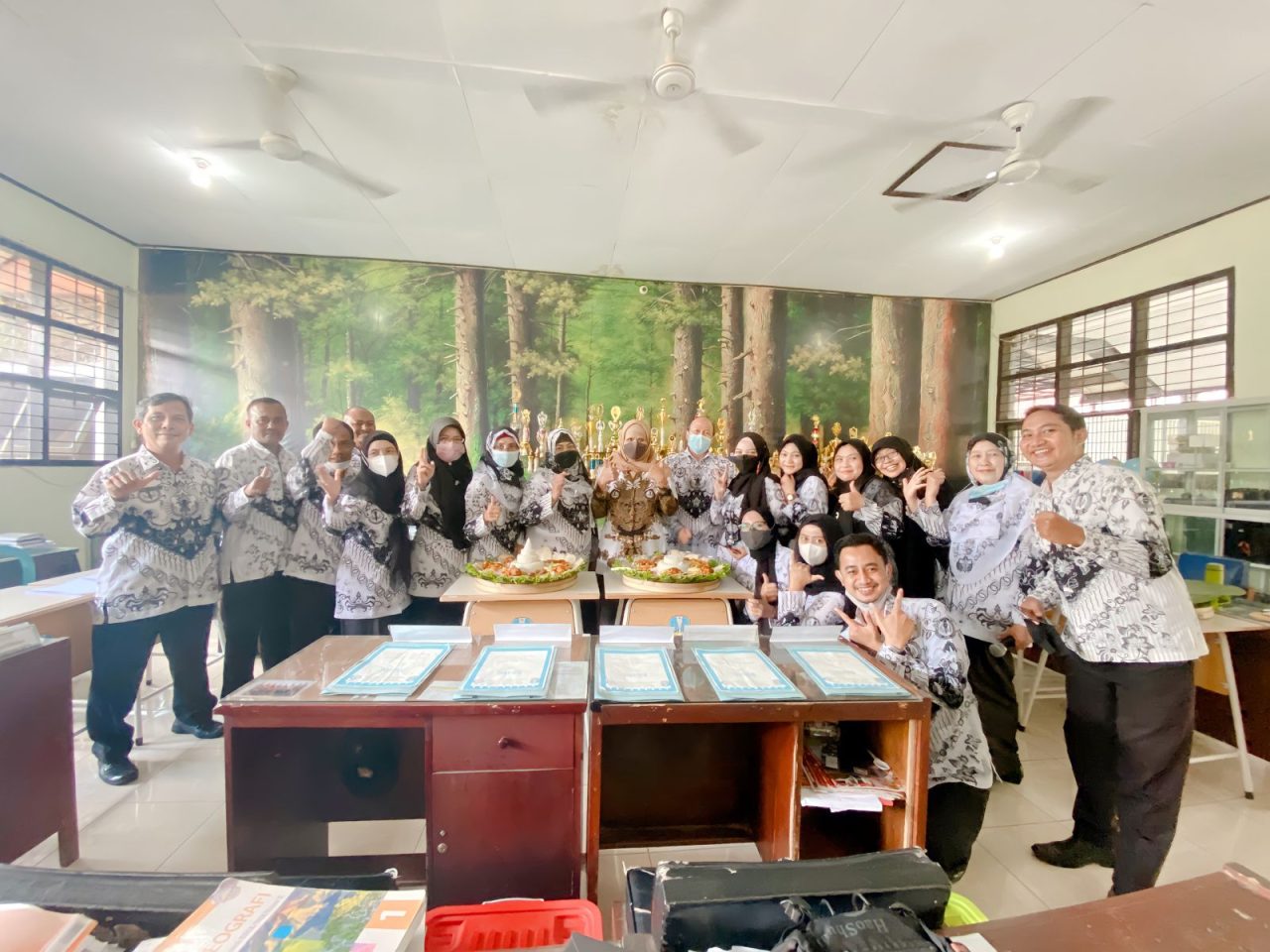 MEMPERINGATI HARI GURU 25 NOVEMBER 2021