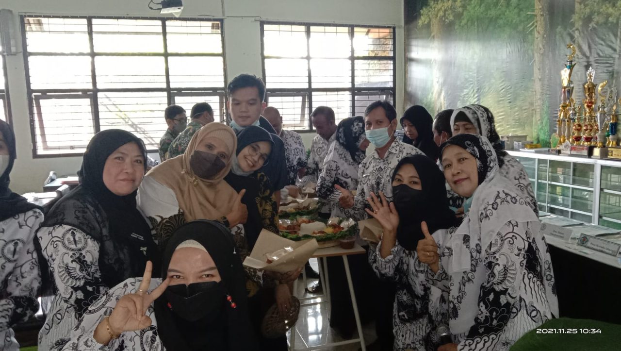 MEMPERINGATI HARI GURU 25 NOVEMBER 2021