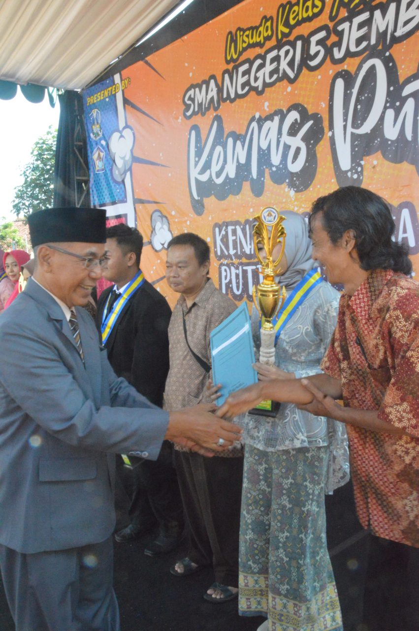 "KEMAS PUTU" ACARA LEPAS PISAH SMAN 5 JEMBER ANGKATAN TAHUN 2020
