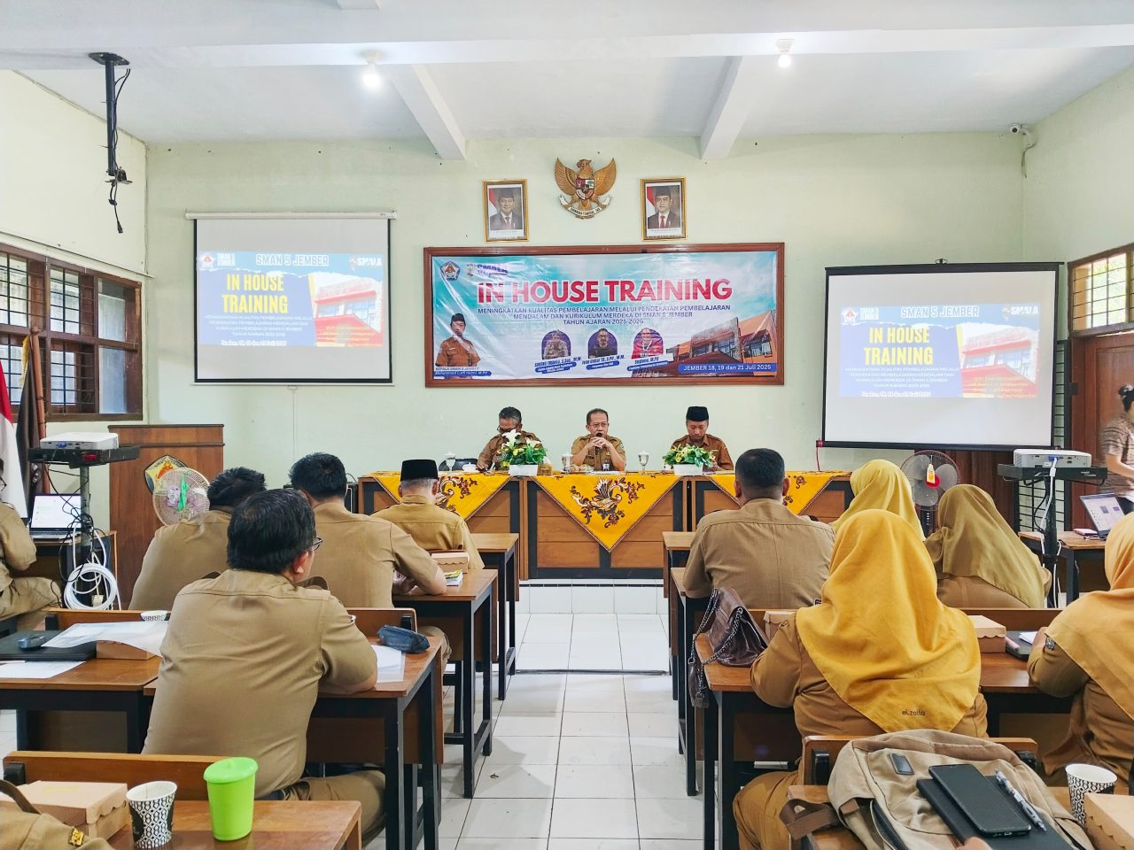 KEGIATAN IN HOUSE TRAINING SMA NEGERI 5 JEMBER