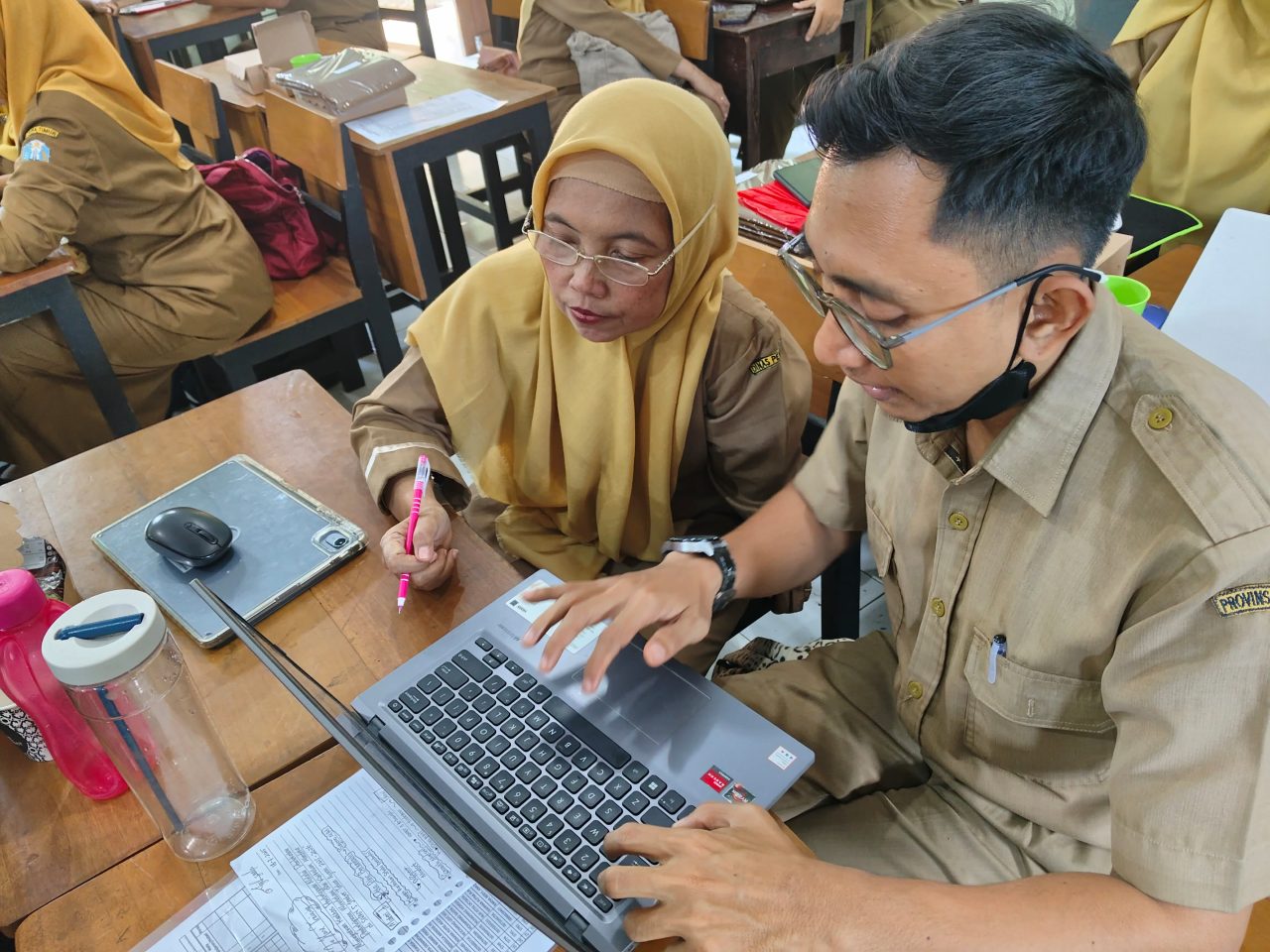 KEGIATAN IN HOUSE TRAINING SMA NEGERI 5 JEMBER