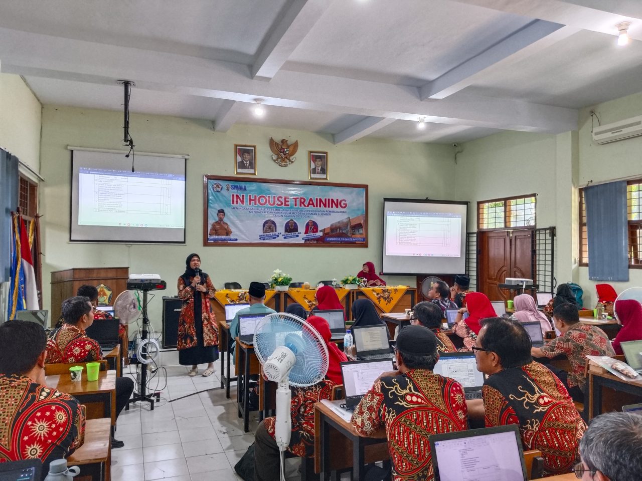KEGIATAN IN HOUSE TRAINING SMA NEGERI 5 JEMBER