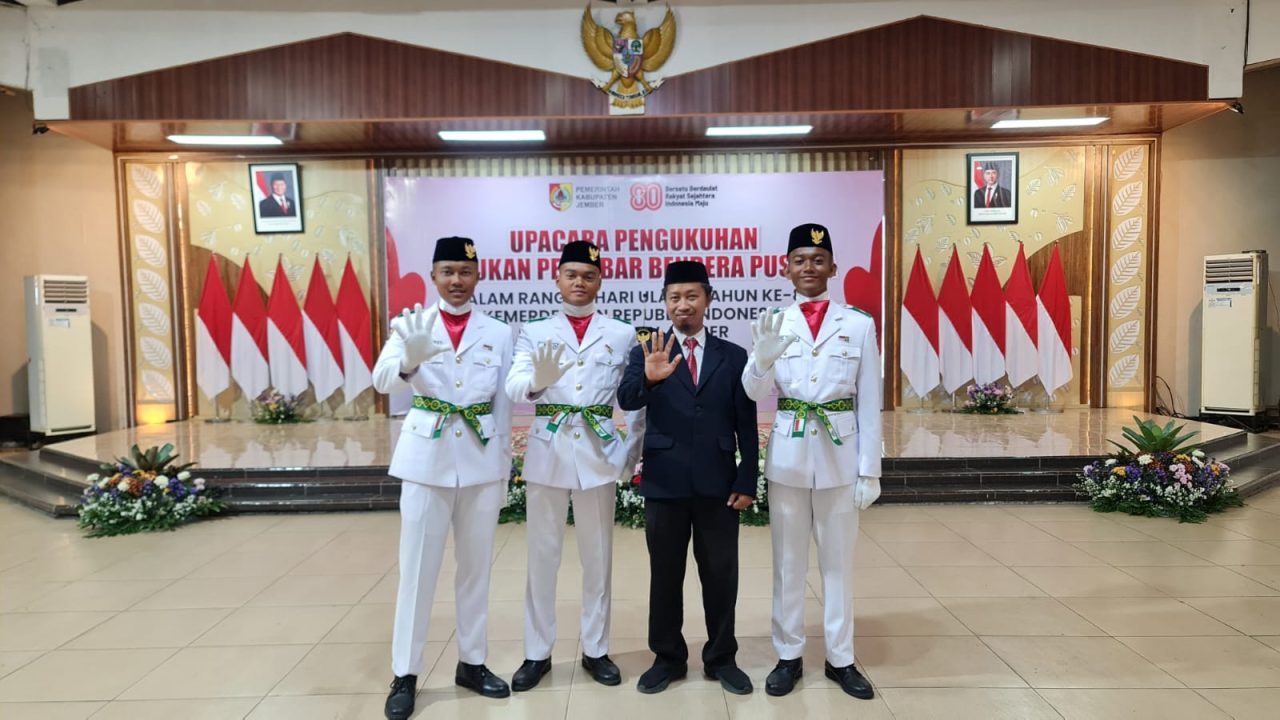 Tiga Siswa SMAN 5 Jember Resmi Dikukuhkan Sebagai Anggota Paskibraka Kabupaten Jember 2025