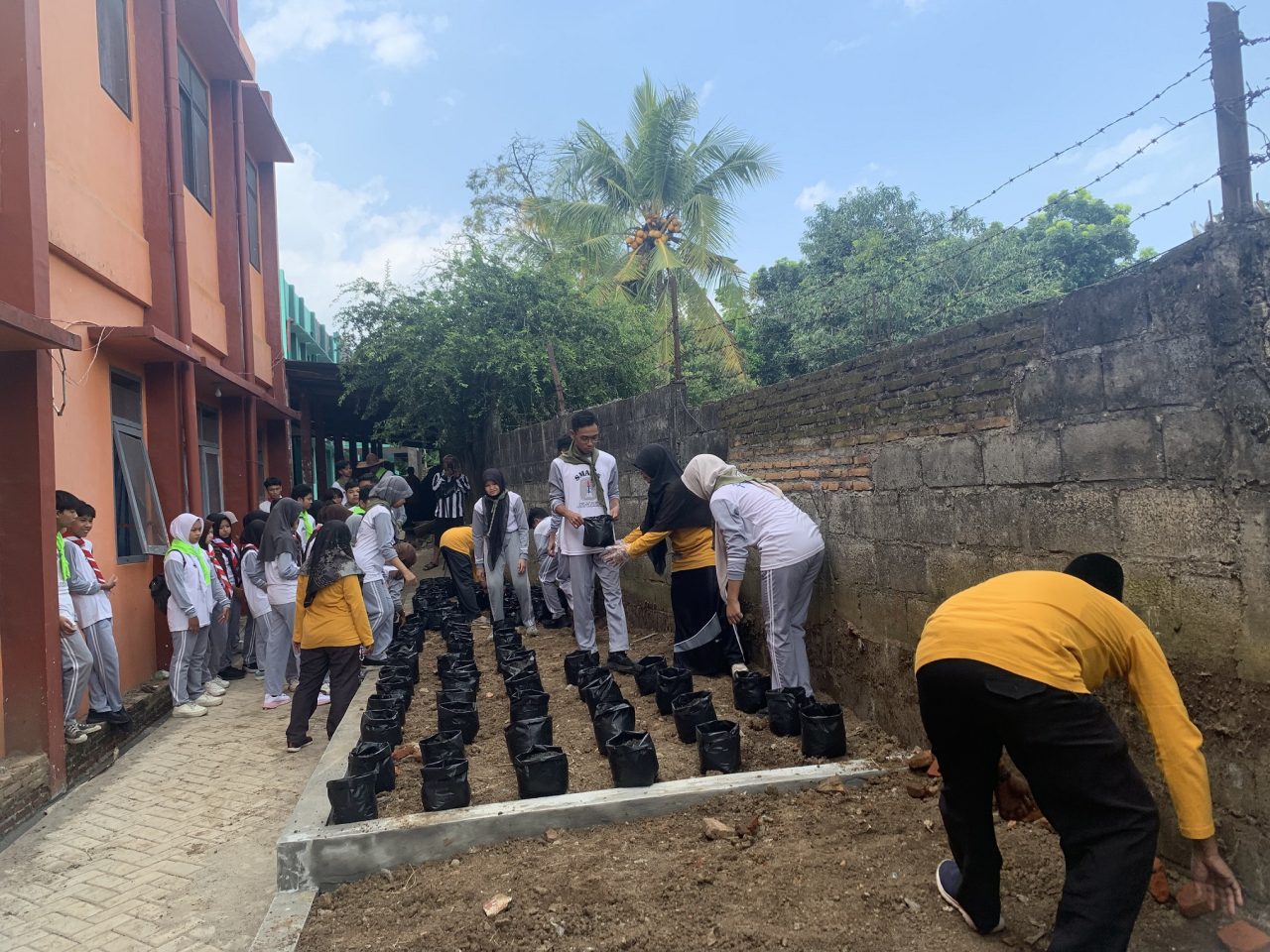 SEKOLAH INOVASI KETAHANAN PANGAN (SIKAP) SMAN 5 JEMBER