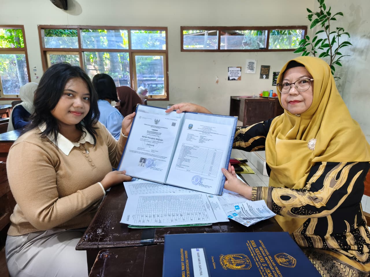 ✨ PENYERAHAN IJAZAH SISWA KELAS XII SMAN 5 JEMBER ✨